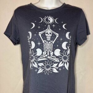 Women's Junior's Wound Up Size M 7/9-  Short Sleeve Gray Skull / Flowers Tee Top